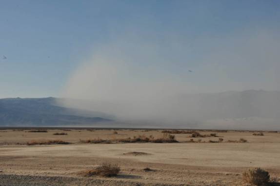 Nuvem de areia no Death Valley National Park, na Califórinia - EUA